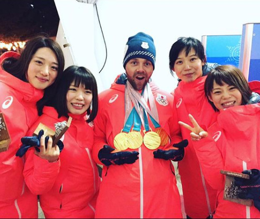 佐藤綾乃と金メダルを獲ったメンバーとコーチ