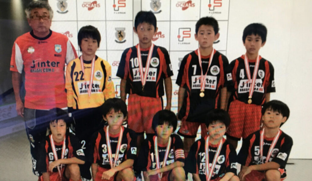 サッカーのチームメイトと写真を撮る伊藤洋輝